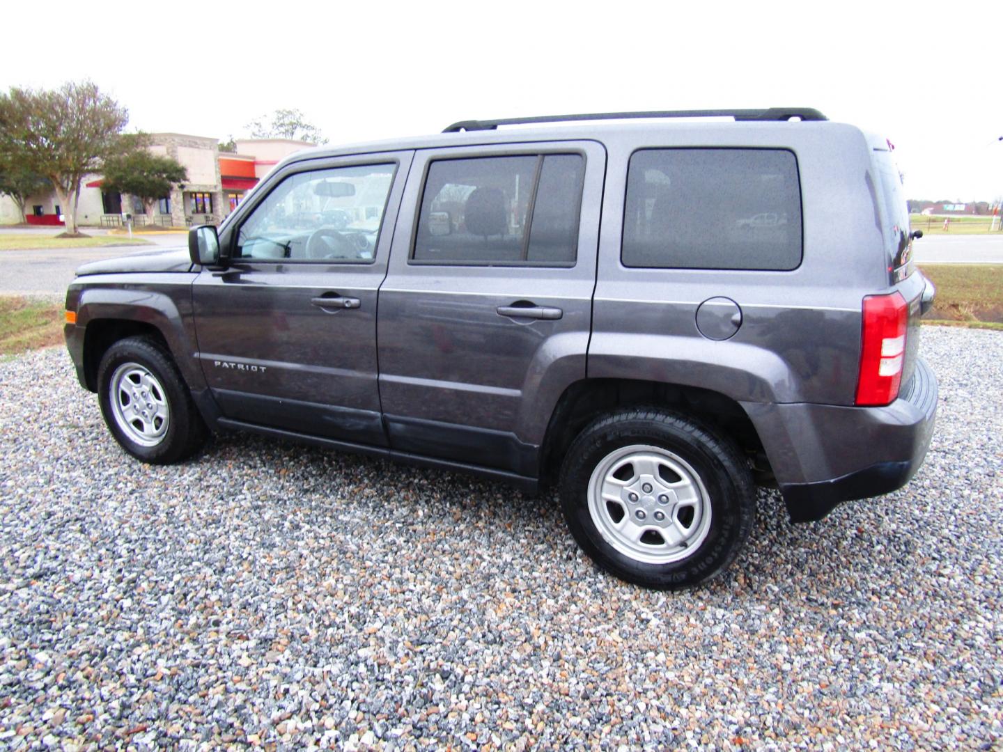 2016 Gray /Gray Jeep Patriot (1C4NJPBBXGD) , Automatic transmission, located at 15016 S Hwy 231, Midland City, AL, 36350, (334) 983-3001, 31.306210, -85.495277 - Photo#4